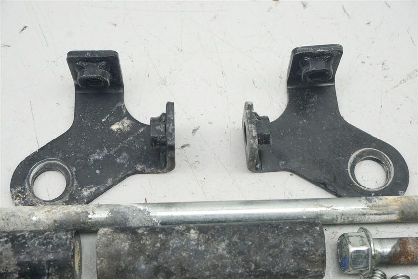 KAWASAKI BX 125 A NINJA ENGINE MOUNTING BRACKET ENGINE AXLE SCREWS ENGINE MOUNT