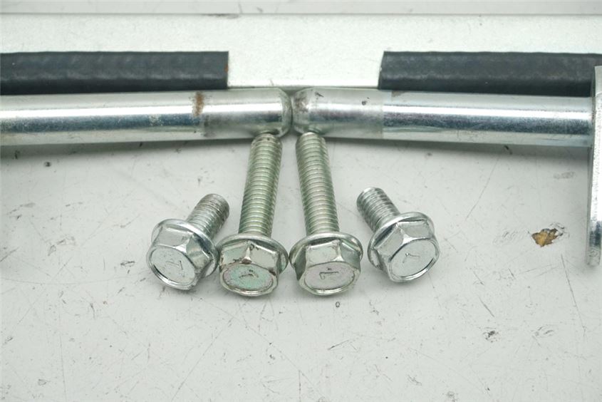 KAWASAKI BX 125 A NINJA MOUNTING DRIVER'S SEAT BRACKET SUPPORT SCREWS