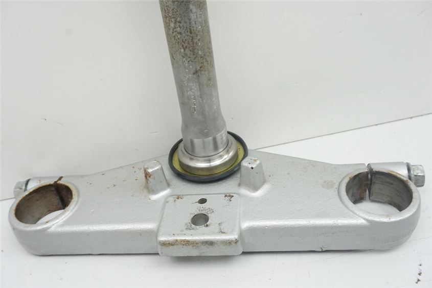SUZUKI GZ 125 MARAUDER BOTTOM YOKE FORK