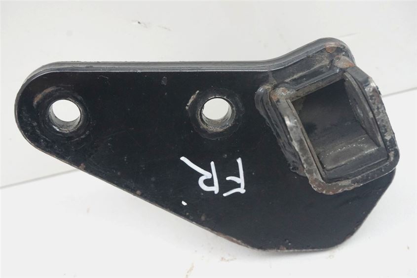 SUZUKI GZ 125 MARAUDER FOOTREST BRACKET RIDER RIGHT HOLDER FOOTREST