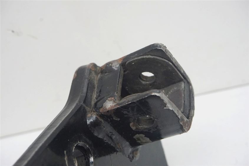 SUZUKI GZ 125 MARAUDER FOOTREST BRACKET RIDER RIGHT HOLDER FOOTREST