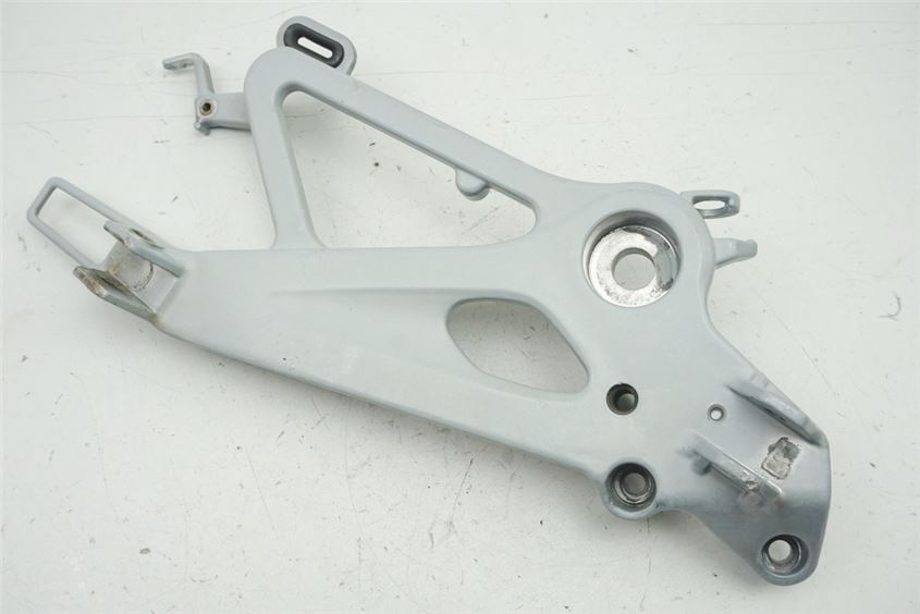 HONDA SLR 650 RD09 PLACA ESTRIBERA DERECHA SOPORTE ESTRIBERA FIJACIÓN