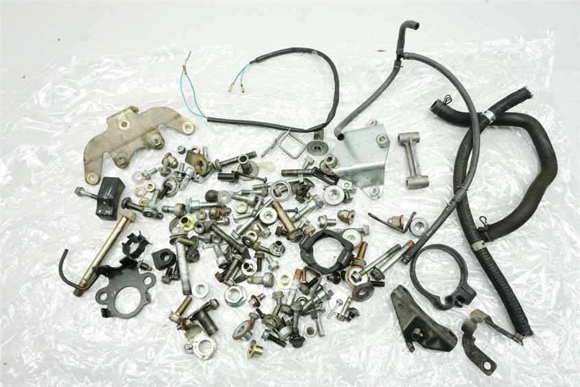 HONDA SLR 650 RD09 TORNILLOS Y PIEZAS PEQUEÑAS