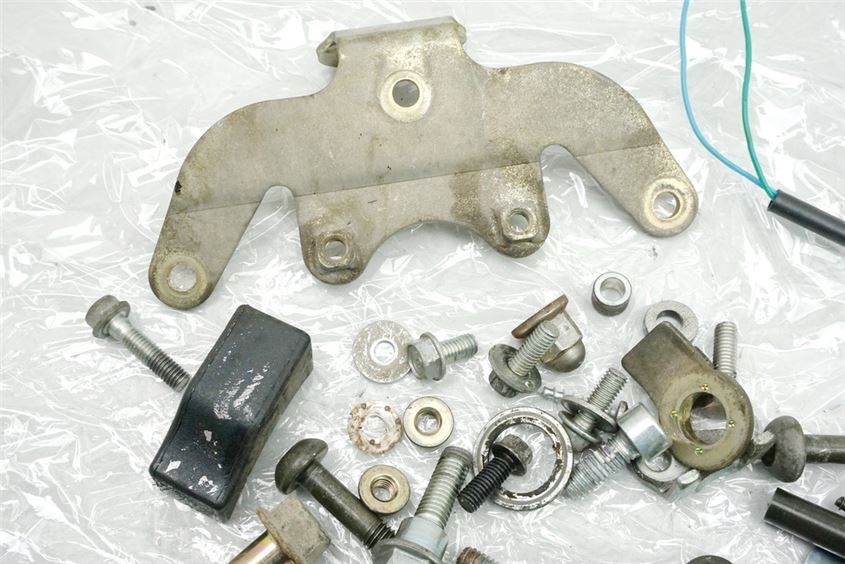 HONDA SLR 650 RD09 TORNILLOS Y PIEZAS PEQUEÑAS