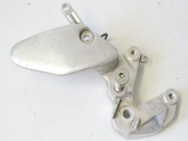 YAMAHA YZF 600 4TV THUNDERCAT FOOTREST BRACKET RIDER RIGHT HOLDER FOOTREST