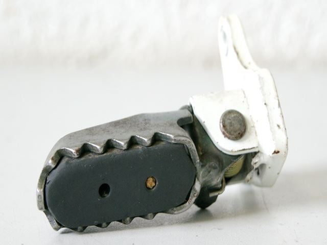 CAGIVA W16 600 2G1 REPOSAPIÉS DELANTERO IZQUIERDO
