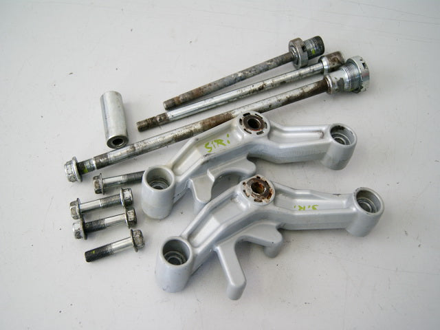 HYOSUNG GT 650 R Halterung Motor Achse Halter Schrauben Bolzen Motorhalter