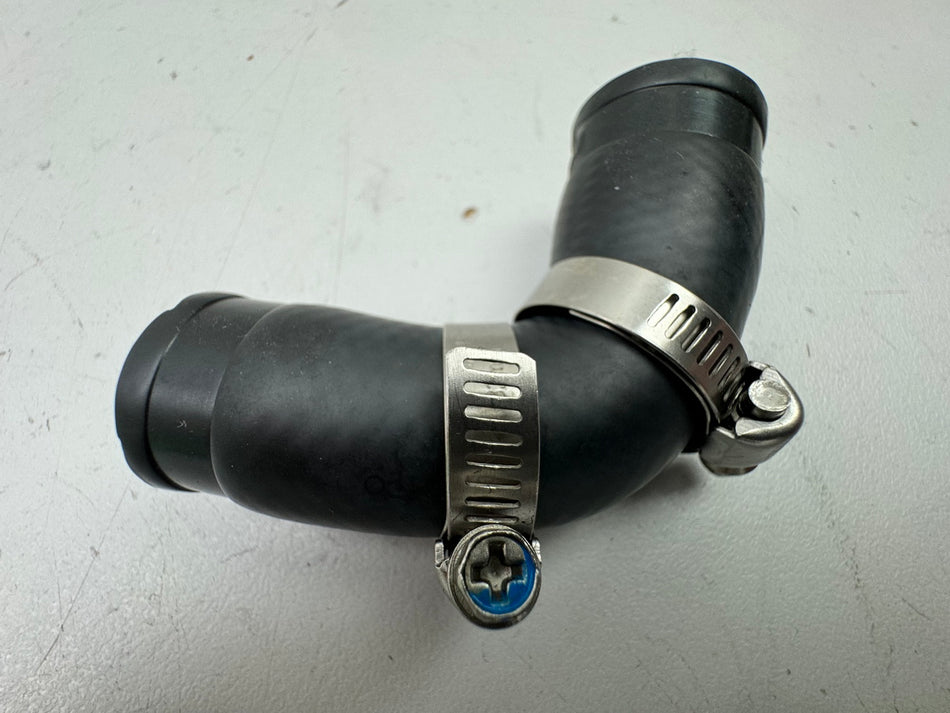 SUZUKI VLR 1800 T WVCT C 1800 R Kühlerschlauch Thermostat zu Zylinderkopf Motor